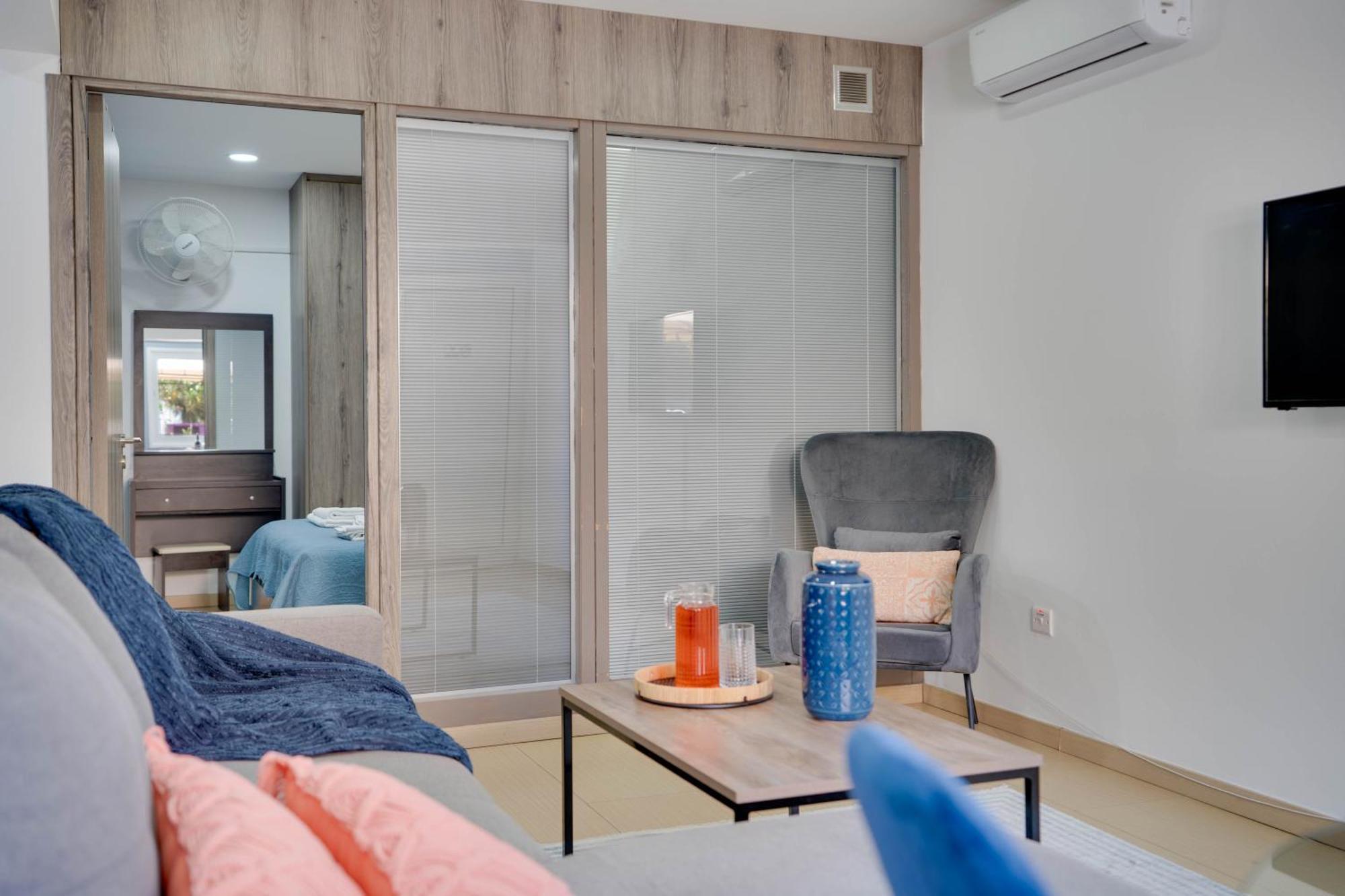 Atlantis Apartments 50M From Makenzy Seafront Lárnaka Kültér fotó
