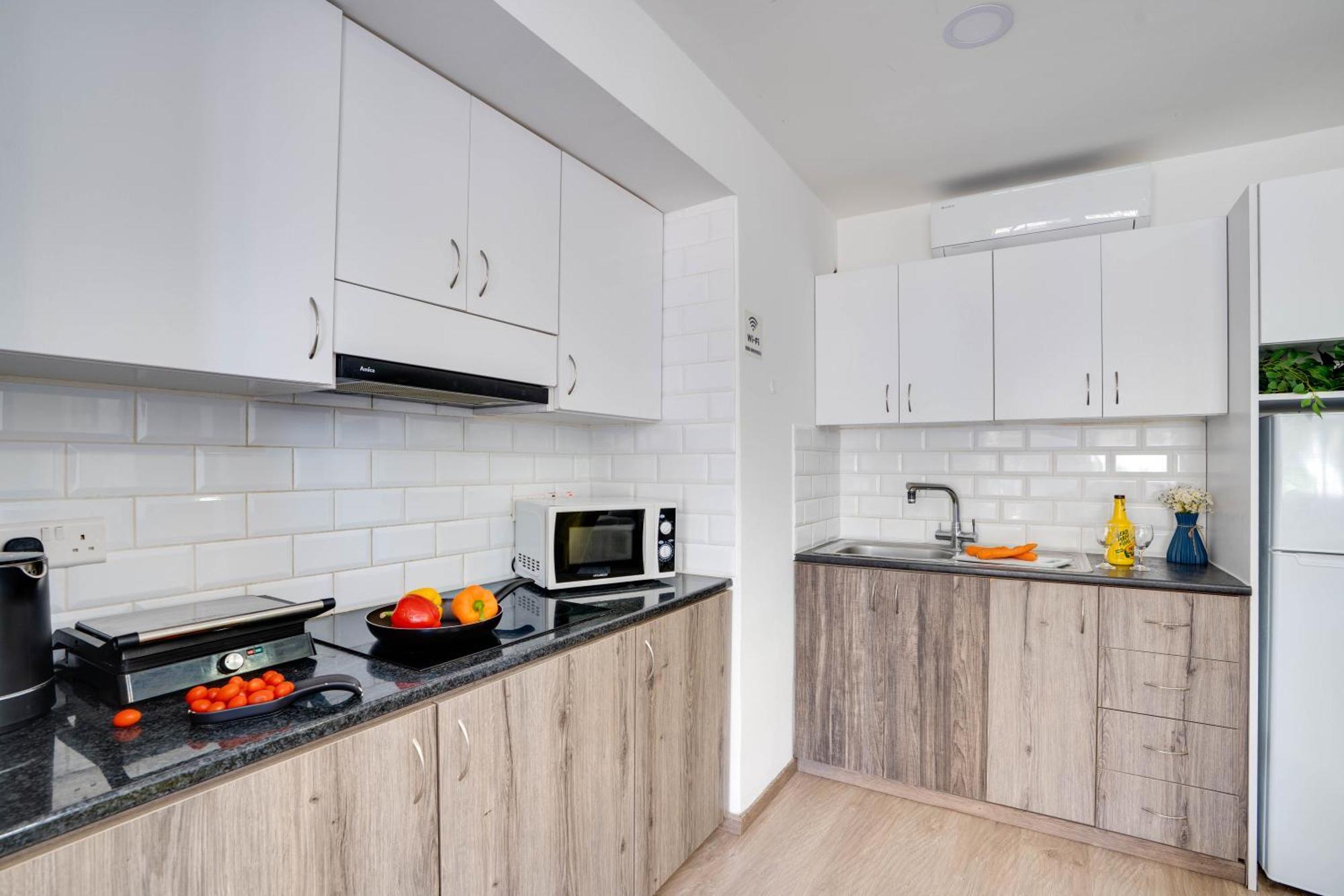 Atlantis Apartments 50M From Makenzy Seafront Lárnaka Kültér fotó